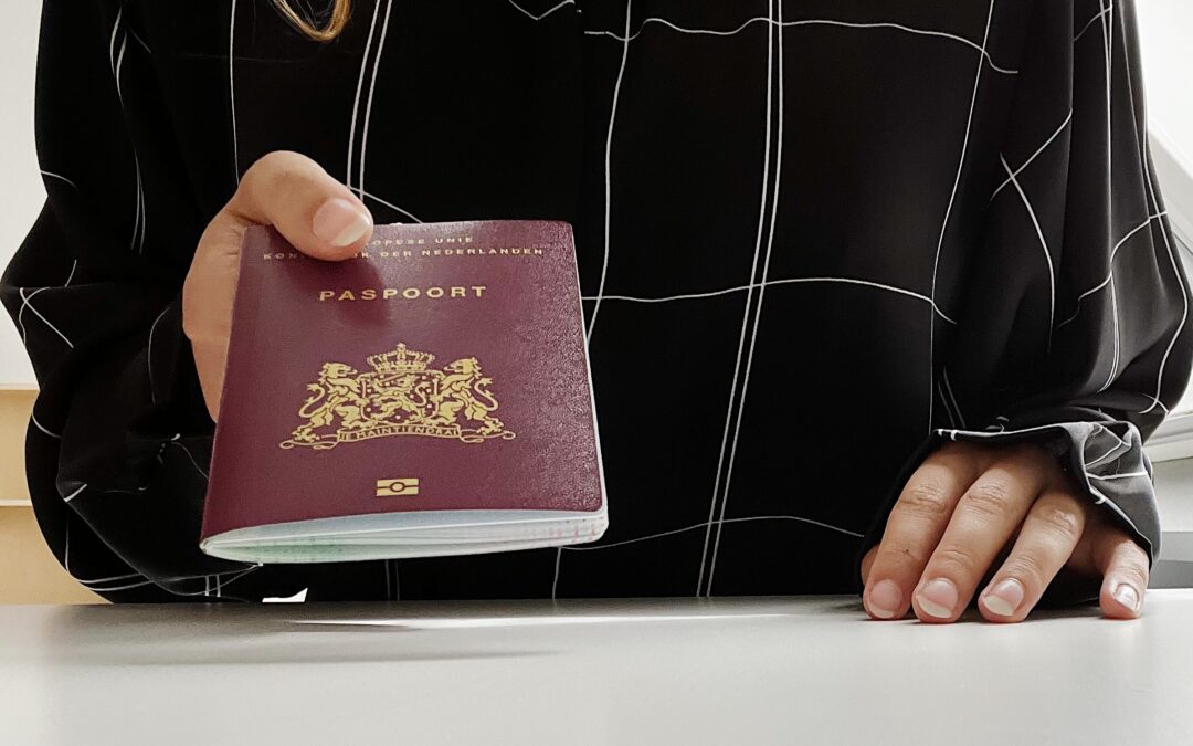 Corrupte ambtenaren geven valse paspoorten uit